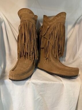 Manitobah Mukluks Dancer Tall Boot Womens Size 6 Beige Genuine Leather Tassle